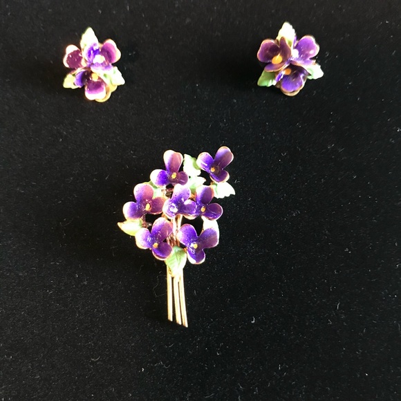 Vintage earring and pin set. Pre-owned. - Picture 1 of 3